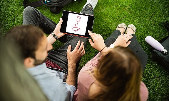 Zwei Studenten besprechen die erlernten Erkenntnisse in der Ernährungslehre.