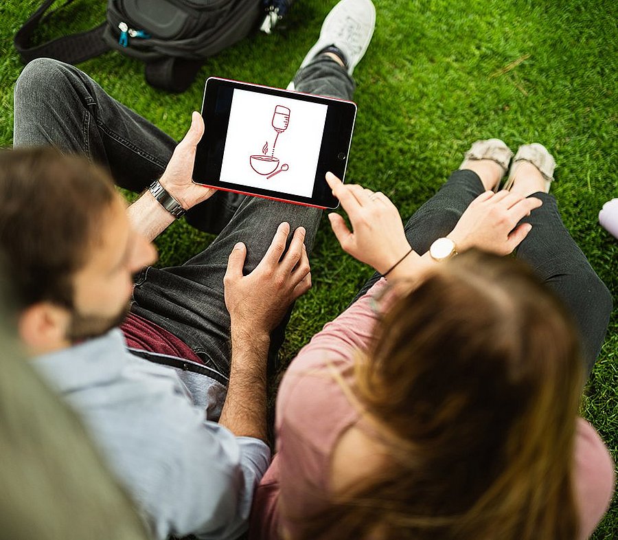 Zwei Studenten besprechen die erlernten Erkenntnisse in der Ernährungslehre.