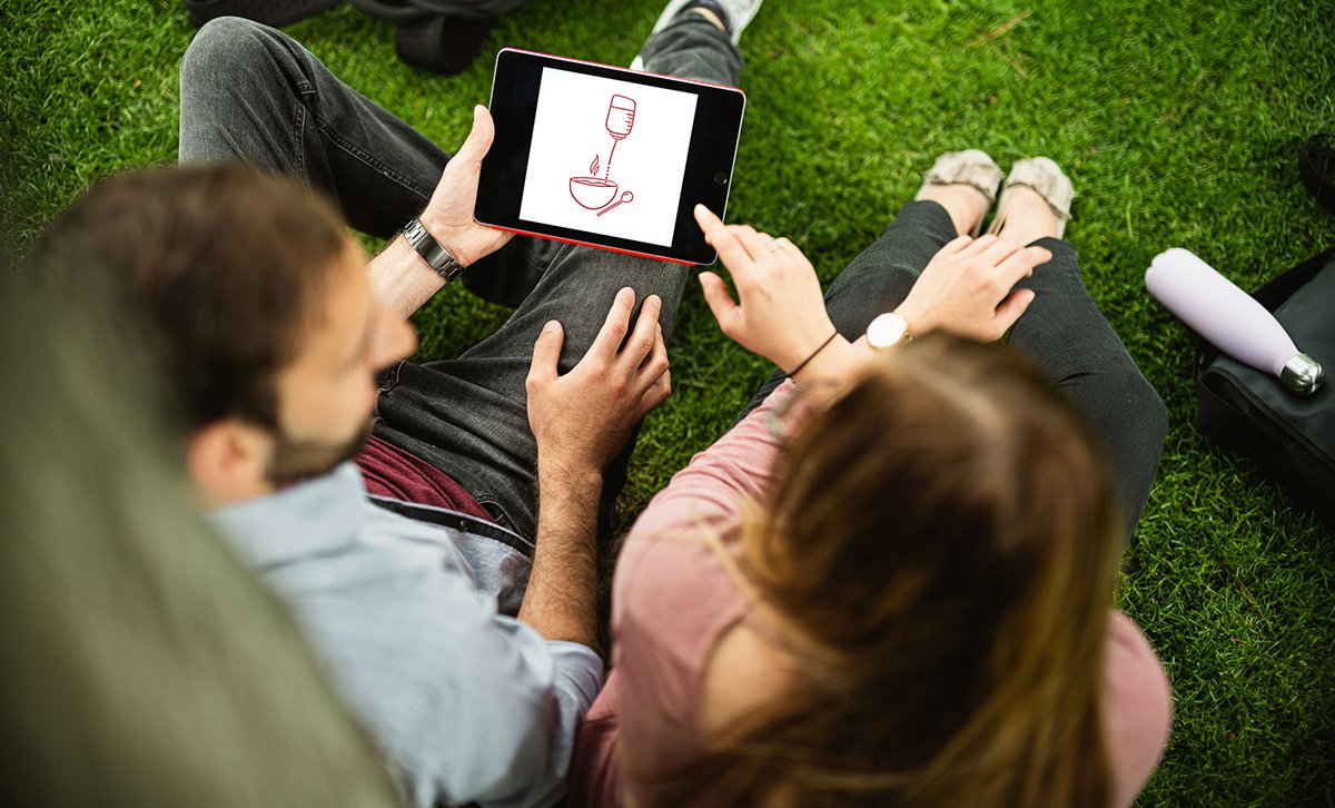 Zwei Studenten besprechen die erlernten Erkenntnisse in der Ernährungslehre.