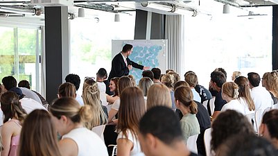 Dozent steht vor Studierenden. 