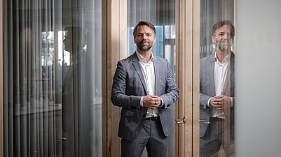 Tobias Häberlein Porträt mit Spiegelung