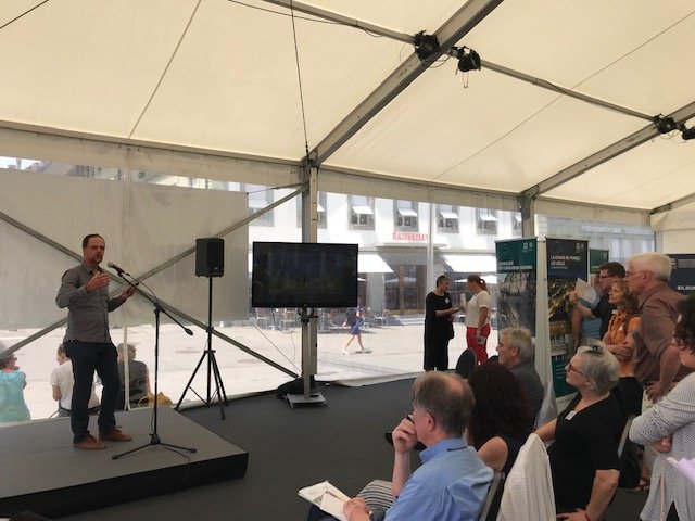 Networking Session. Prof. Per Bergamin spricht über die Transformation des technolgiegestützten Lernens durch die gemeinsame Forschung.